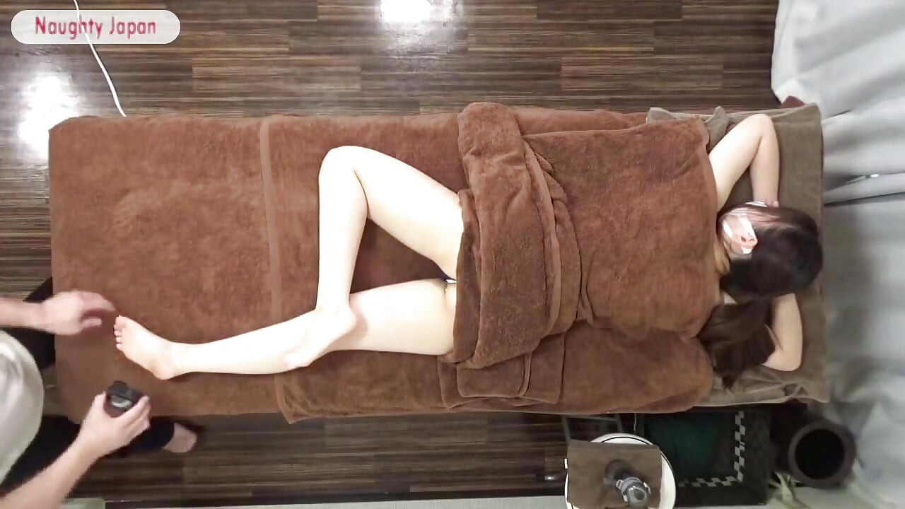 嬌小白皙美女帶著成熟氣場回歸 享受長時間放鬆和親密的油療 - 第一部分
