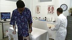 Il dottor Chayse Evans esamina e cura un cazzo nero di 14 anni