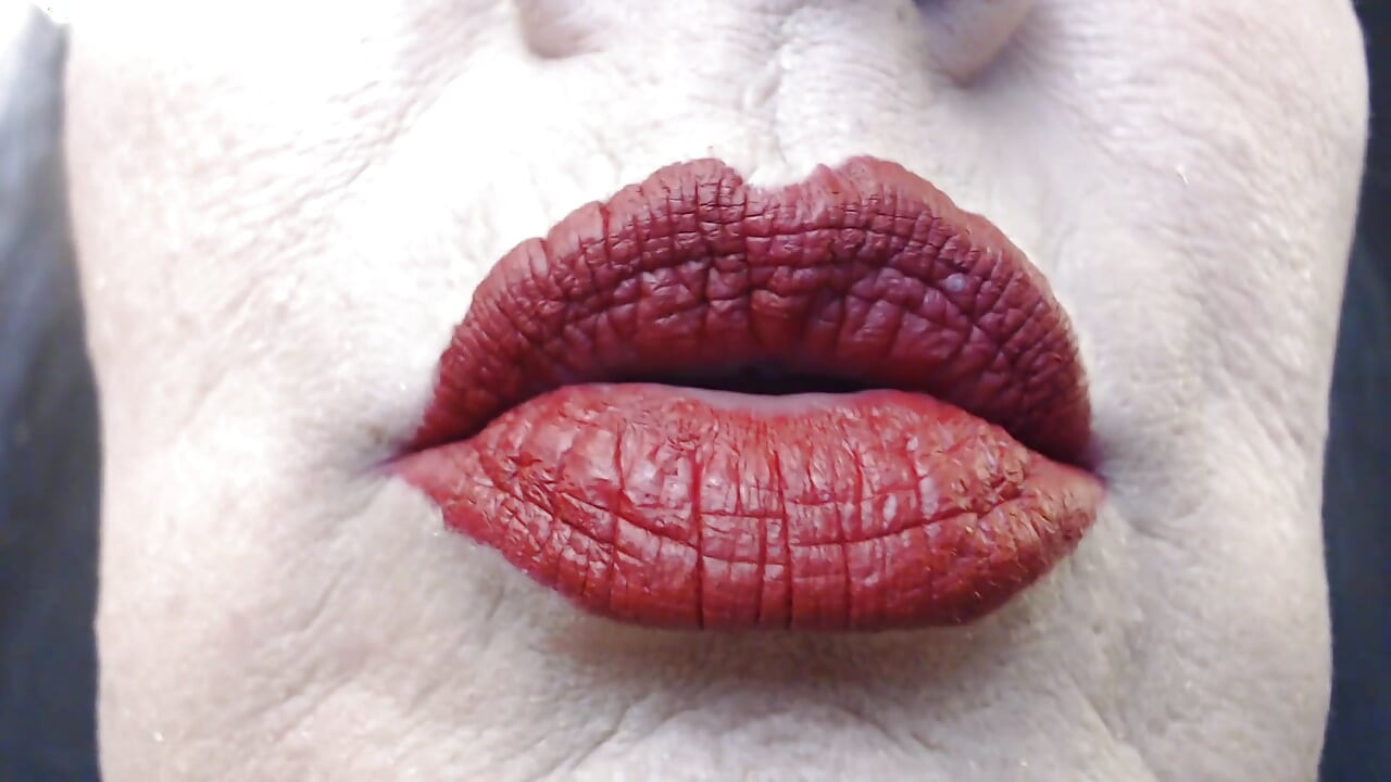 Супер качка крупним планом помада червона матова