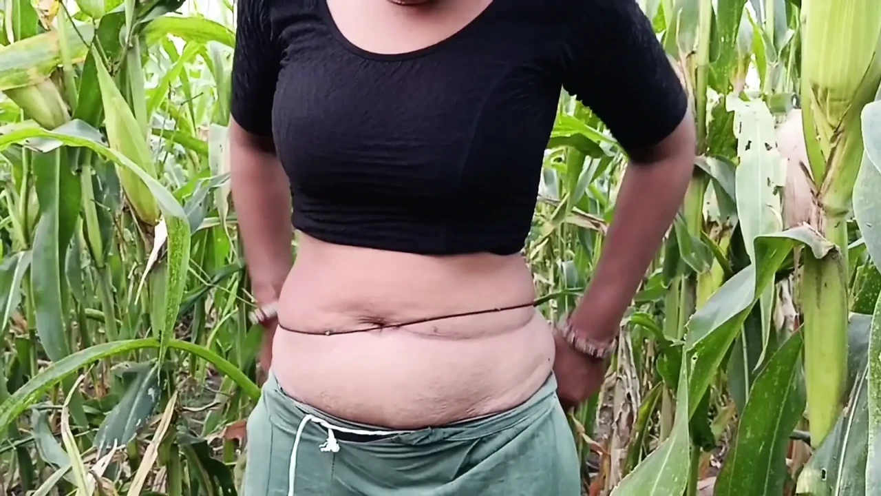 The eldest son's daughter-in-law, in the field, undressed her blouse, saree, clothes, her fat ass is twisting her thick ass, I am putting a land in your ass, I will fuck your daughter-in-law.