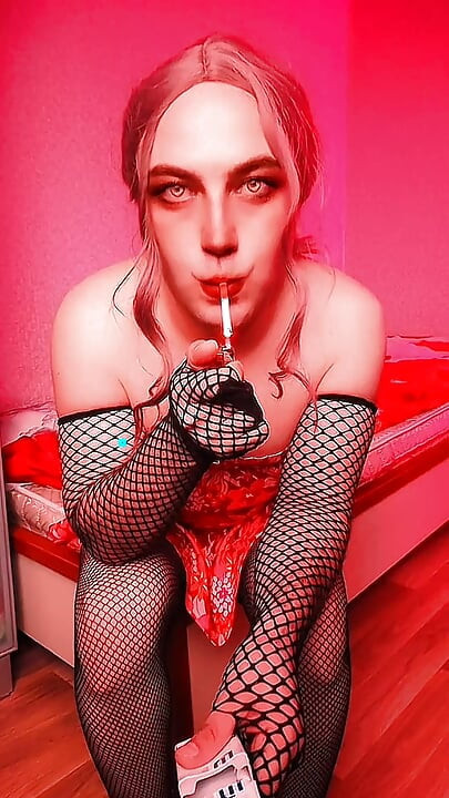 Whispers cantik menari dalam gelap