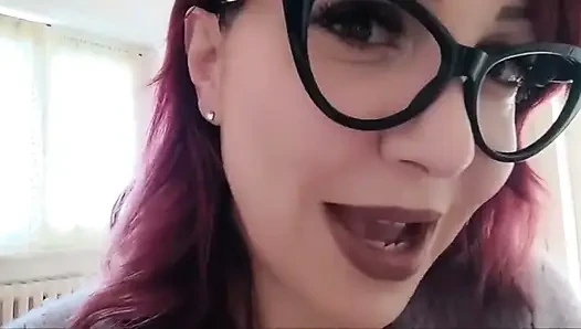 Ibu tiriku nggak perlu memperbesar toketnya, tapi dia mau!