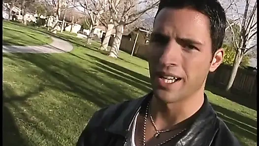 Şehvetli latin yuvarlak götünü domaltarak siktiriyor