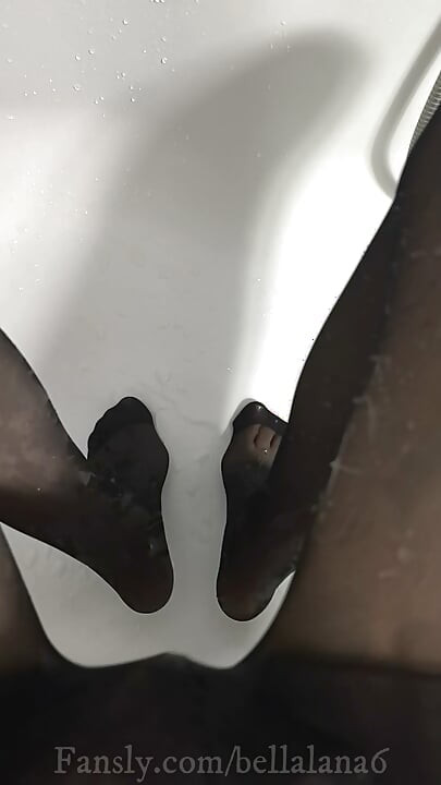 La profesora está chorreado por todas sus botas y sus pies de nylon