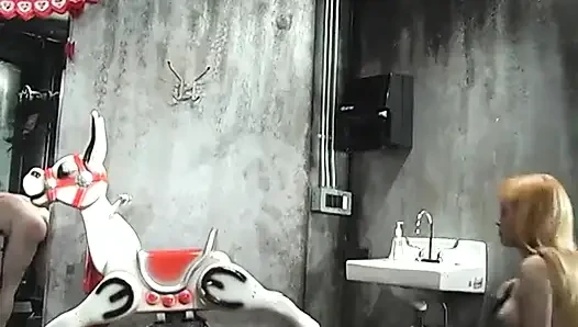 İki dominatrix şişman bir köleyi kırbaçlayıp şaplak atarak kendilerini eğlendiriyor