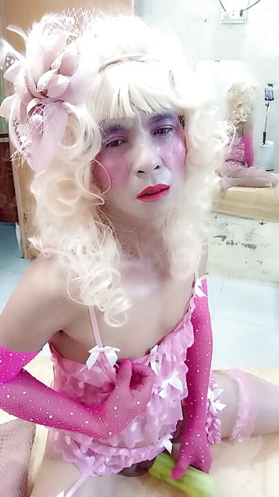 Oanh Le shemale memakai swafoto lucah seksi