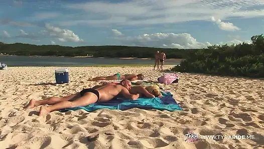 Tante seksi rambut pirang ini ngentot kontol intens di pantai dan kamar tidur