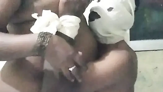 Seks sama saudara tiriku dan dientot habis-habisan di lantai