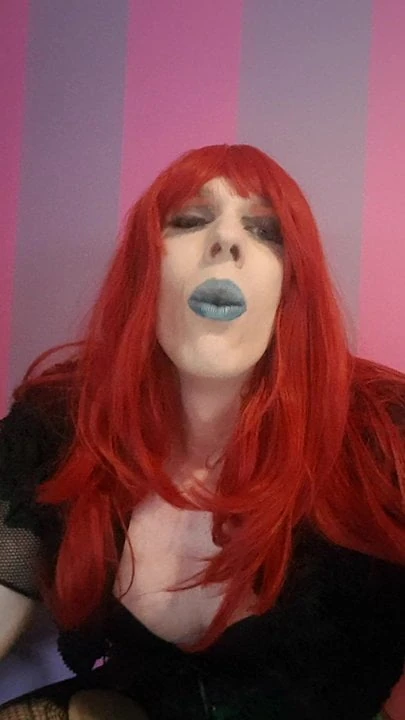 Trannysammy smoking