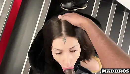 Fransız Gotik Binanın Koridorunda Sevişmek Için Geri Dönüyor!!