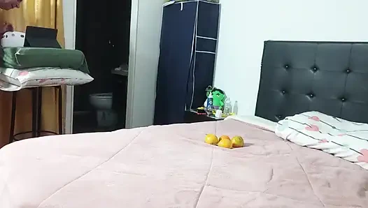 Garabas dan olga terjebak di antara kaki jenjangnya