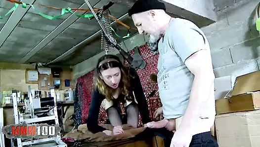 Melany furie mencoba mesin seks dan ngentot memek dan pantatnya yang berbulu