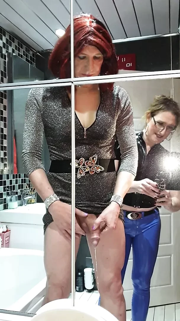 Tgirl lucy撒尿并抚摸她的大鸡巴