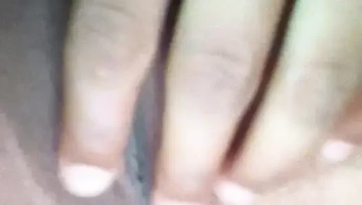 Возбужденная блондиночка жестко скачет на огромном шесте на диване, пока не получит камшот на лицо