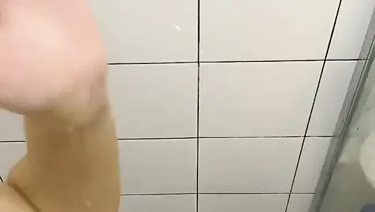 Geh in die dusche, um spaß zu haben. Mehr füße für dich