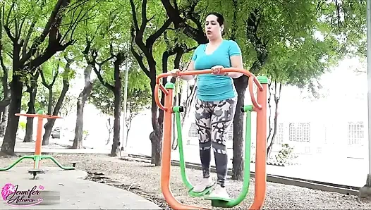 Моя сексуальная и горячая соседка находится в парке, и когда я вижу ее там, она предлагает, чтобы я трахнуть ее, и я принимаю - Порно в испанском