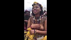 बस्टी दक्षिण अफ़्रीकी लड़कियां टॉपलेस गाती और नाचती हैं