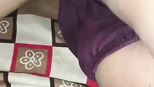 Мой муж романтикнул меня обнаженной и ударил по моей светлой киске.