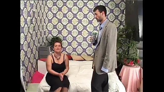 Edepsiz orta yaşlı seksi kadınlar için ateşli yaraklar (tam porno film)