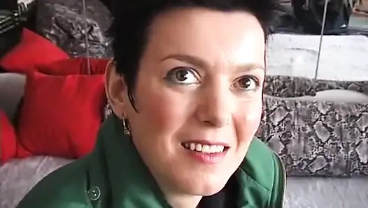 Tante semok amatir lagi asik nyepong kontol kecil