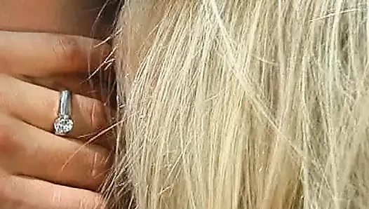 Flexible blondine mit dicken titten leckt ihre eigene muschi