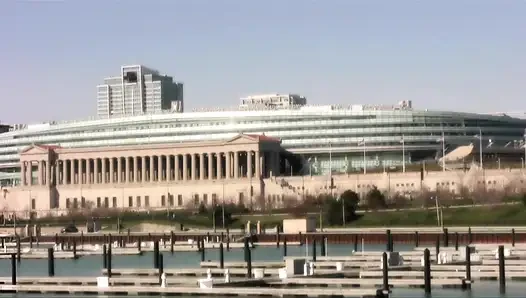 Брюнетка Floozie в футбольной рефери-униформе натыкает киску на хорошенькую блондинку