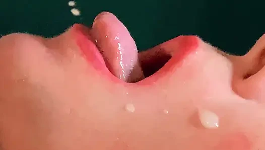 Foreskin: cewek ini crot sperma sampai tenggorokannya dicrot di tenggorokan - closeup