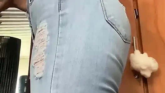 Rekaman video gadis kampus latina basah kuyam sampai belenggu banget Sendirian di rumah.