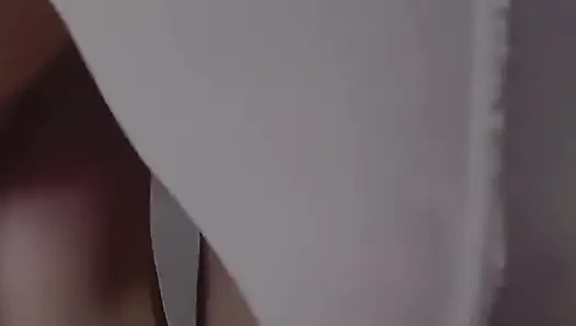 Saya menjilat dan mengisap penis dengan meludah melalui celana dalam satin - pov wanita