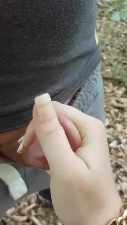 Handjob di hutan dengan kuku perancis
