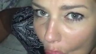 Une fille suce et prend du sperme dans la bouche