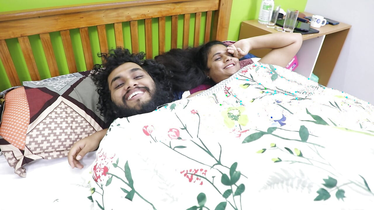 Rogonja muž seksa sa ženom dok njegov prijatelj snima video