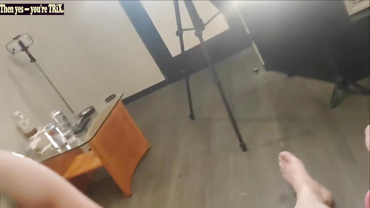 헌신적인 M 남자를 받아들이는 것을 즐기는 가학적인 가장자리를 보여주는 순진한 모습 성인 모델