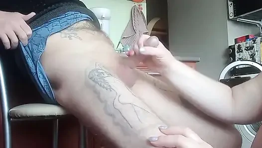 Eine fette frau wichst meinen schwanz nackt zu einem cumshot in der küche