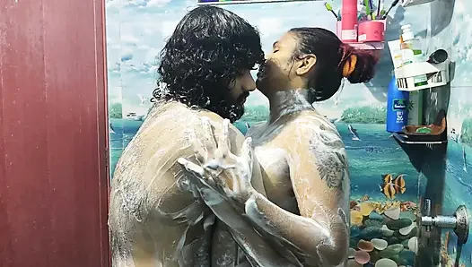 Mandi dan tekan romansa mandi