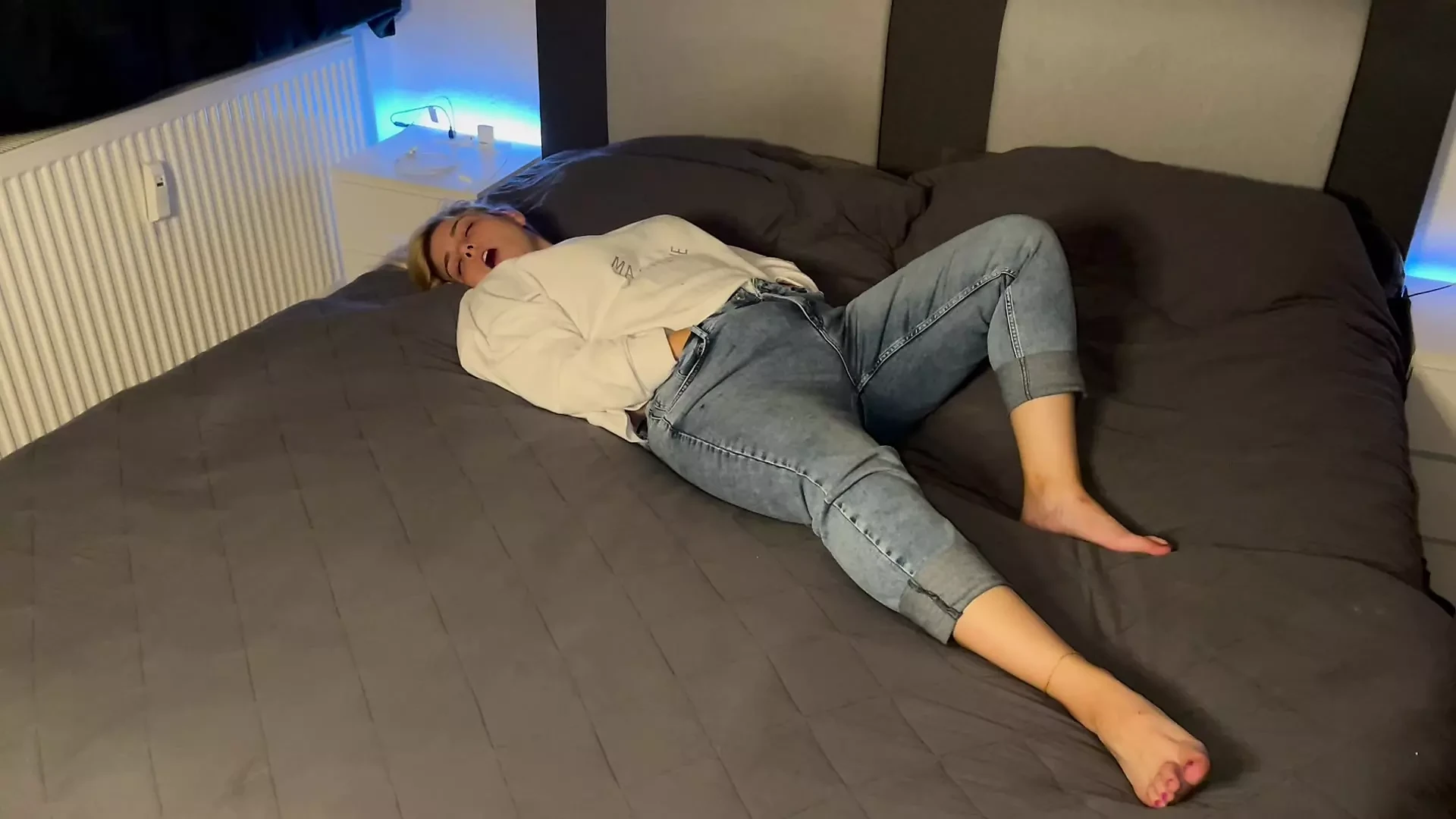 Selbstbefriedigung beim kopfkino multiple orgasmen satisfyer Fingern feucht auf Bett Klitoris reiben Solostimme Zeit für mich