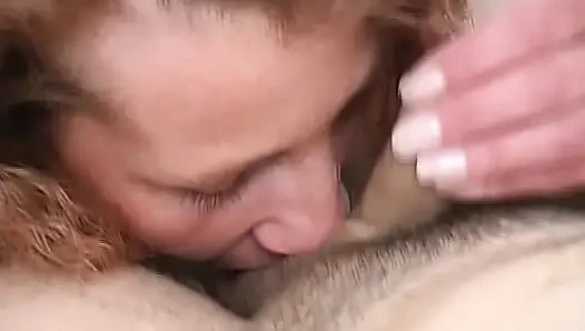 Amateur deutsches schätzchen befriedigt schwanz mit blowjob