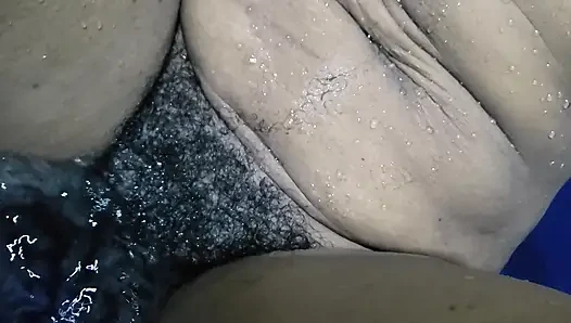Rekaman seks istri hot dengan memek berbulu lagi asik dientot habis-habisan - close up