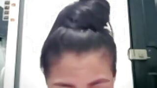 La demi-sœur suce le gode que la femme sans marches lui met dans le cul et le beau-fils lui apporte du lait