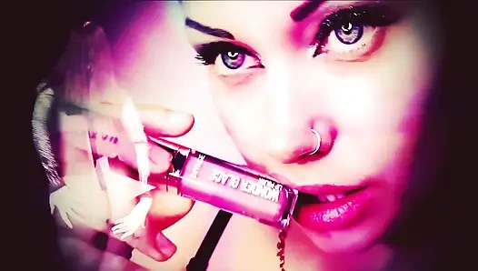 İhtiyacınız olan tek şey büyüleyici dudaklarım!