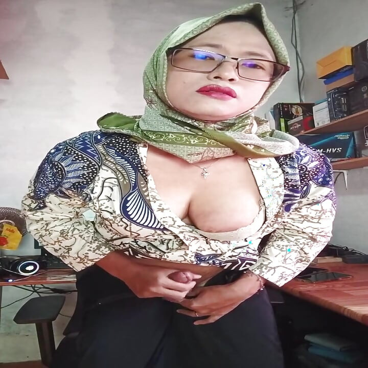 Sexy hijab transsexual masturba seu pau duro