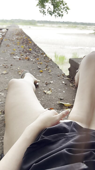 Kolumbianische Mädchen masturbiert in der Öffentlichkeit auf der Straße