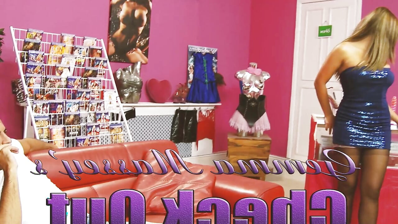 Σκηνή πάρτι της Gemma 3: Ένα ζευγάρι βυζαρών, με καμπύλες μελαχρινές κάνουν σεξ σε όργιο