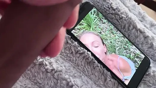 Et sopamı okşuyor ve karımın sakso çekmesini izliyorum