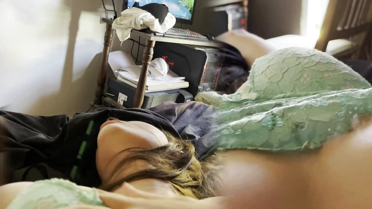 彼女は夫を連れて行くようにして、私とセックスし、私の精液を取る。