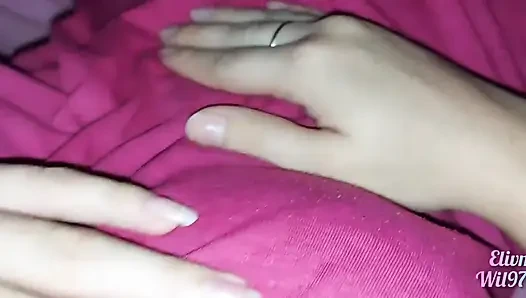 Adik tiri india ngijinin aku mainin memeknya waktu dia datang ke ranjangku!