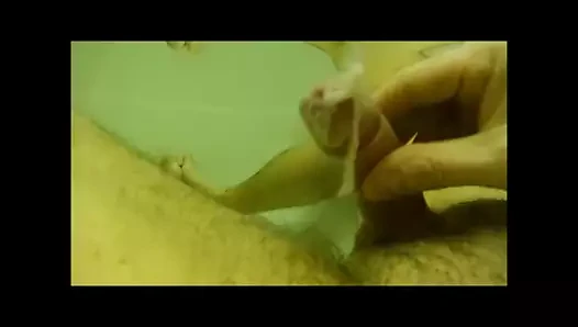 Wixen in der Badewanne Sperma unter Wasser