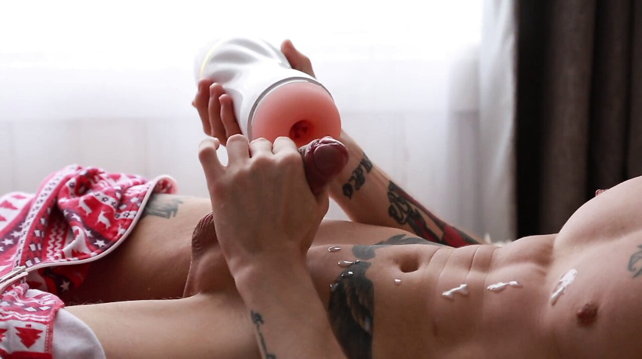 Young twink plays with new vibrator and cums from it
