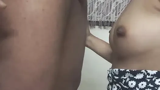 Hintli genç kız sert emiyor ve dölleniyor