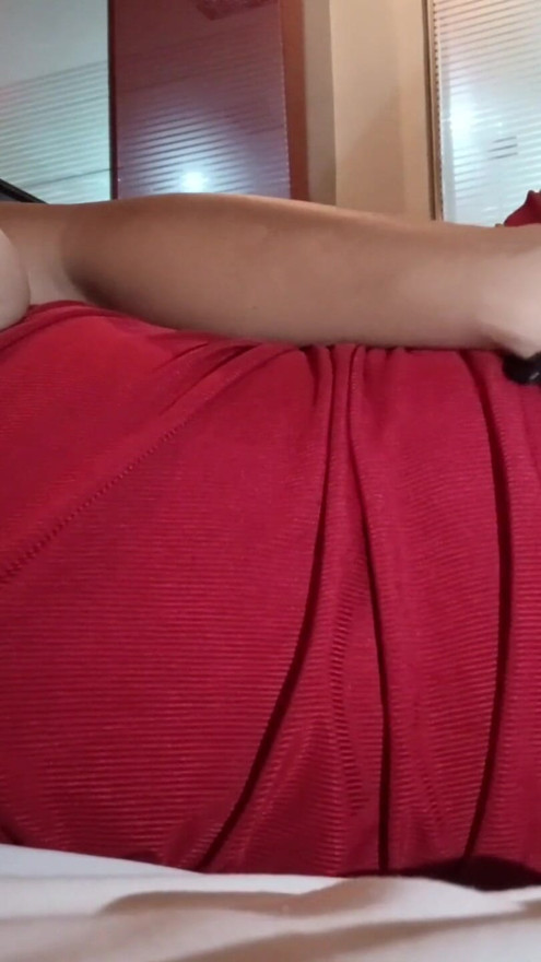 Heiße mutter masturbiert ihre muschi und führt ihren riesigen dildo ein, während sie im hotel auf ihren stiefsohn wartet | Clip 2